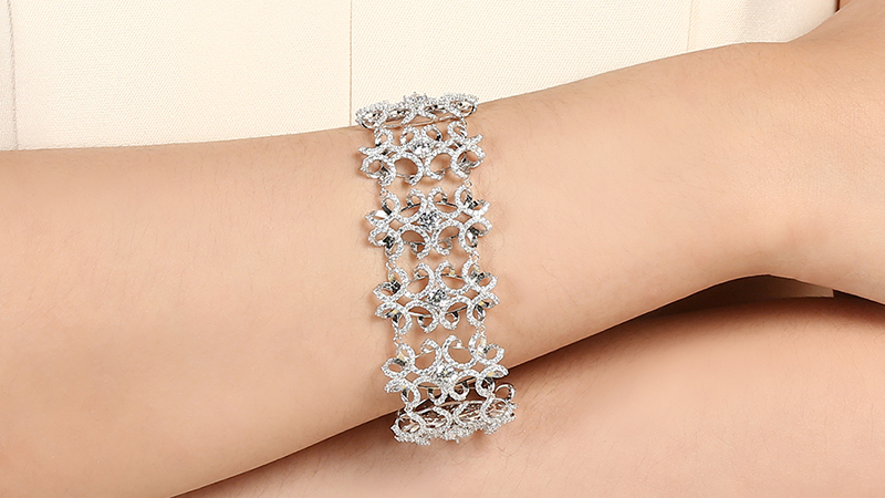 Vòng tay có các đường đan chéo tinh tế, sang trọng